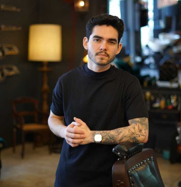 Retrato de Vinicius, barbeiro(a) da Barbearia Carvão
