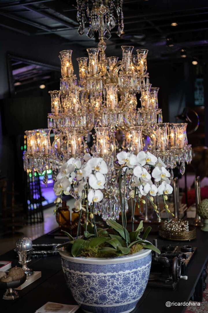 Lustre de cristais e orquídeas brancas