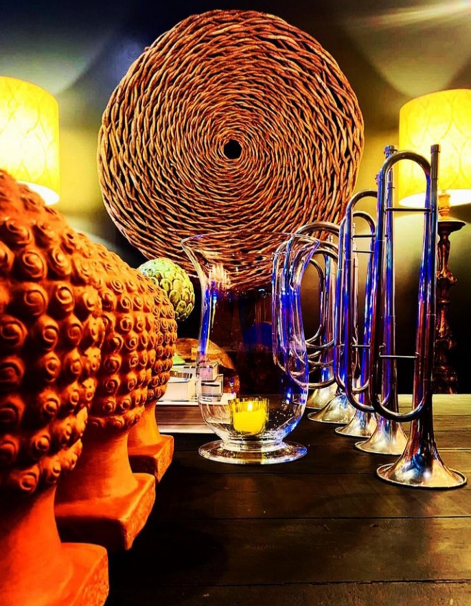 Detalhes decorativos: instrumentos e luminárias